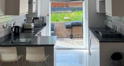 Southgate Home - Sleeps 14 - Parking - Central