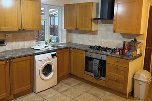 Kylskåp, mikrovågsugn, ugn och spishäll