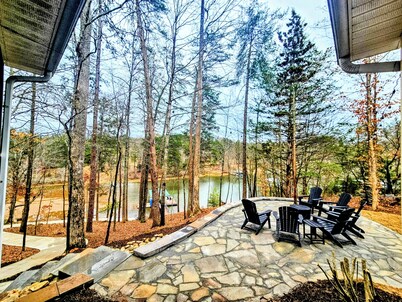 Lake Keowee Lakefront Cove, Private Dock, Boat Parking, Kayaks & more