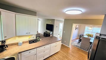 Een koelkast, een magnetron, een oven, een kookplaat