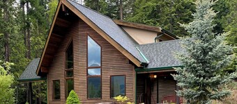 Cozy Retreat Chalet with Loft Bedroom & Fireplace – Near Nelson & Ski Hills