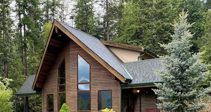 Cozy Retreat Chalet with Loft Bedroom & Fireplace – Near Nelson & Ski Hills