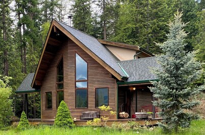 Cozy Retreat Chalet with Loft Bedroom & Fireplace – Near Nelson & Ski Hills