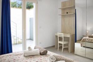 A bedroom with a bed, a desk, a chair, a mirror, and a bathroom. - Dimora Cristal With Pool And Padel, Galatina, Italy (Galatina)