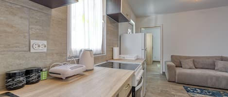 Fridge, oven, stovetop, dishwasher