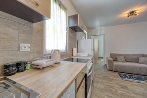 Fridge, oven, stovetop, dishwasher