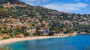A coastal town with buildings on a hillside overlooking a beach. - Apartment Sea View Panorama, Roquebrune-Cap-Martin, France (Roquebrune-Cap-Martin)