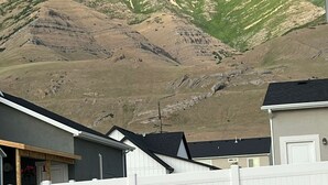 A residential area with houses and a mountain in the background. - Cozy Hideaway Parks + Trails Near SLC Airport (Lake Point)