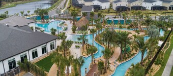 Wonderful Townhouse 5Beds/4Baths/Pool/5 Min Disney