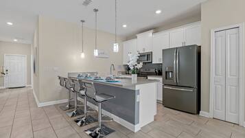 Réfrigérateur, micro-ondes, four, lave-vaisselle