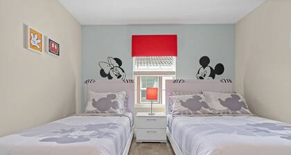 Wonderful Townhouse 5Beds/4Baths/Pool/5 Min Disney