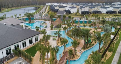 Wonderful Townhouse 5Beds/4Baths/Pool/5 Min Disney