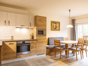 Frigorífico, microondas, horno y lavavajillas