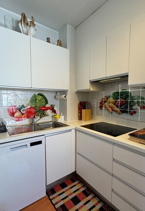 Geladeira, micro-ondas, fogão, lava-louças