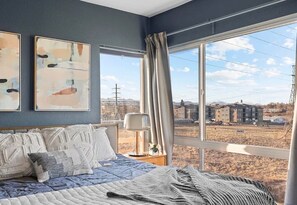 3 bedrooms, iron/ironing board, WiFi, bed sheets - Artsy 3-Bedroom/3.5 Bath Townhouse in Lakewood, CO - Downtown Denver & Red Rocks (Lakewood)