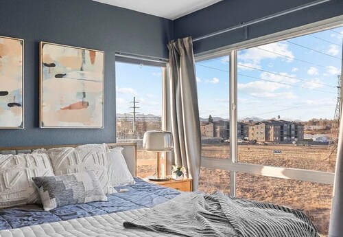 Artsy 3-Bedroom/3.5 Bath Townhouse in Lakewood, CO - Downtown Denver & Red Rocks