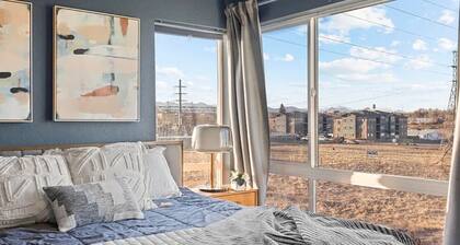 Artsy 3-Bedroom/3.5 Bath Townhouse in Lakewood, CO - Downtown Denver & Red Rocks