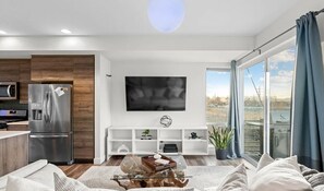 Smart TV - Artsy 3-Bedroom/3.5 Bath Townhouse in Lakewood, CO - Downtown Denver & Red Rocks (Lakewood)