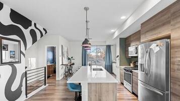 Microondas, horno, parrilla de estufa y lavavajillas