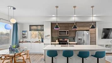 Microondas, horno, parrilla de estufa y lavavajillas