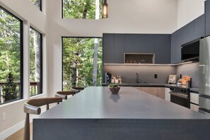 Habitación cuádruple Deluxe | Cocina privada | Máquina de café espresso y cafetera o tetera