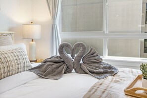 3 slaapkamers, een bureau, een strijkplank/strijkijzer, reisbedje