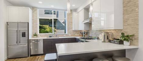 Kjøleskap, mikrobølgeovn, ovn og kokeplater