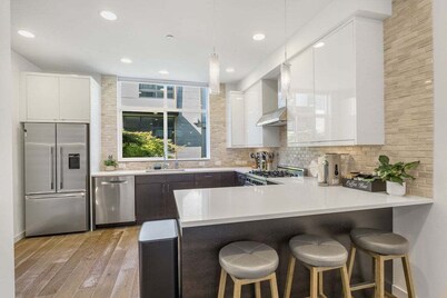 Perch - Walk to Space Needle | 3BR/2BA Home w Parking!