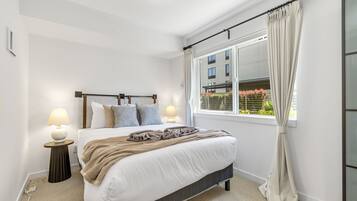 3 habitaciones, escritorio y tabla de planchar con plancha