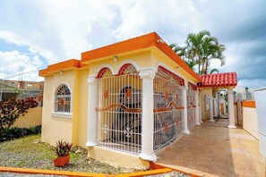 Exterior - Charming 3-bedroom house with wifi and AC in Higuey, have a local experience!! (Higuey)