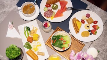 Café da manhã com buffet todos os dias mediante uma taxa