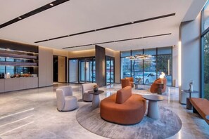 A modern lobby with seating, a bar area, and large windows. - Crystal Hotel Beijing Anzhen (Beijing)