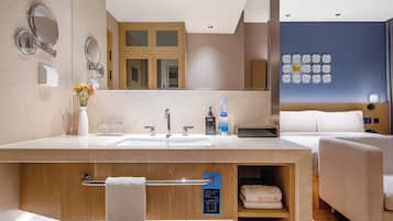 Kamar Double untuk 1 Orang | Kamar mandi | Bathtub dan shower terpisah dan perlengkapan mandi gratis