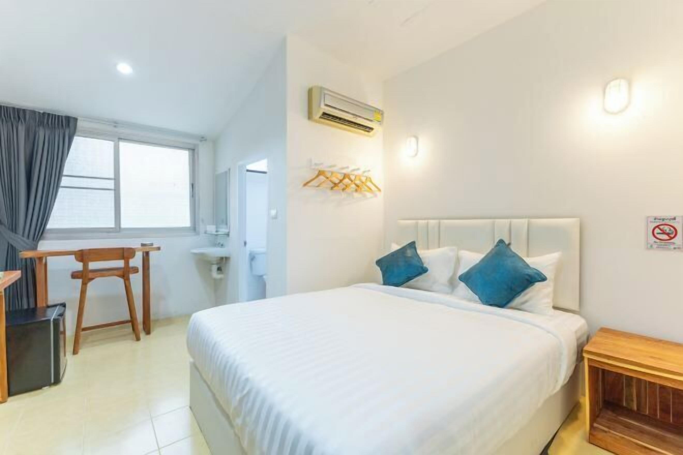 Safe på rommet, blendingsgardiner og strykejern/-brett