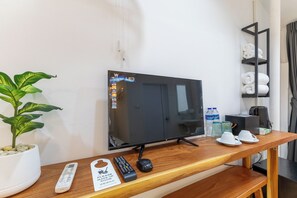 Standard Room, 1 Queen Bed | In-room safe, blackout drapes, iron/ironing board, free WiFi