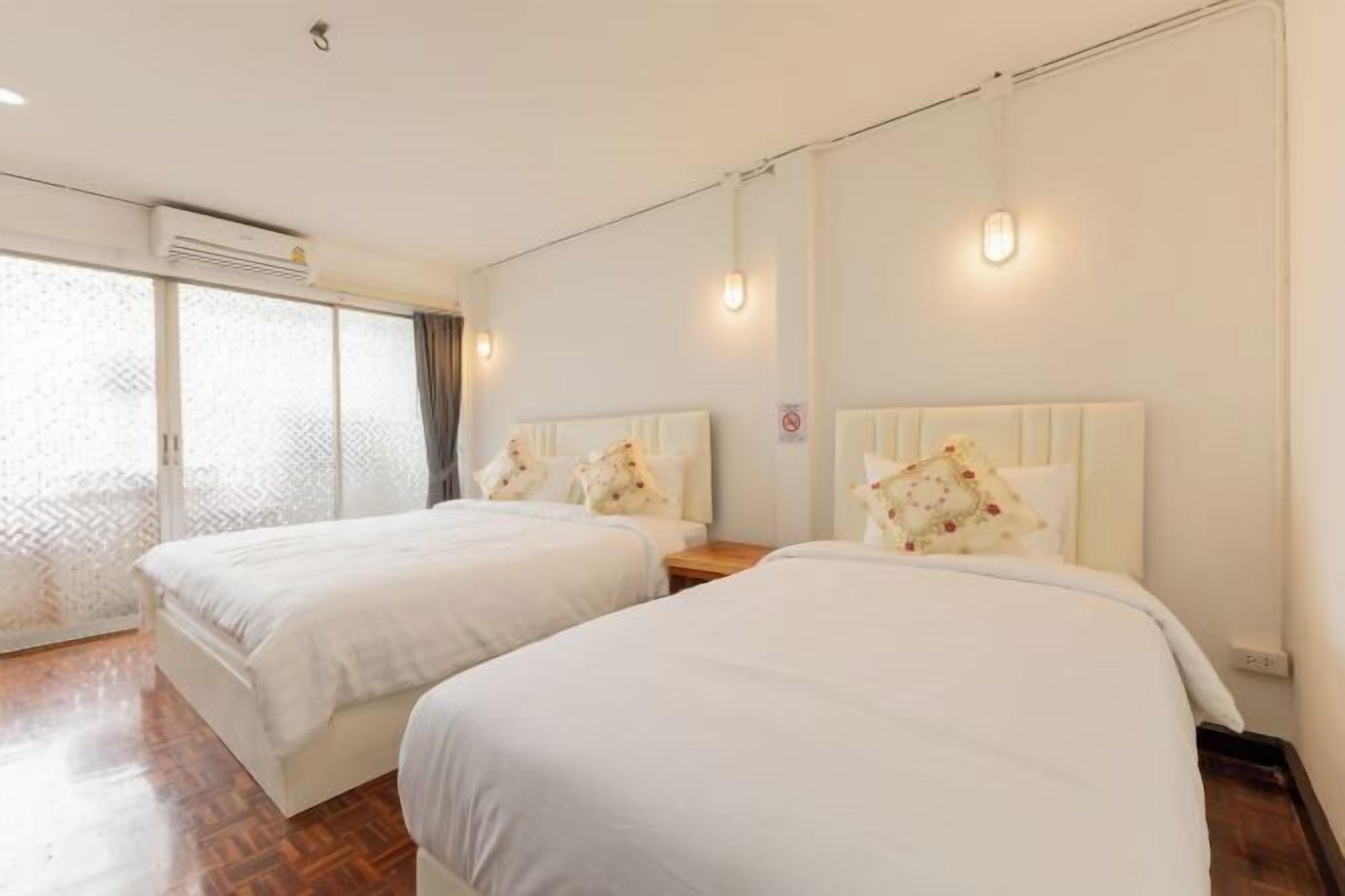 Safe på rommet, blendingsgardiner og strykejern/-brett