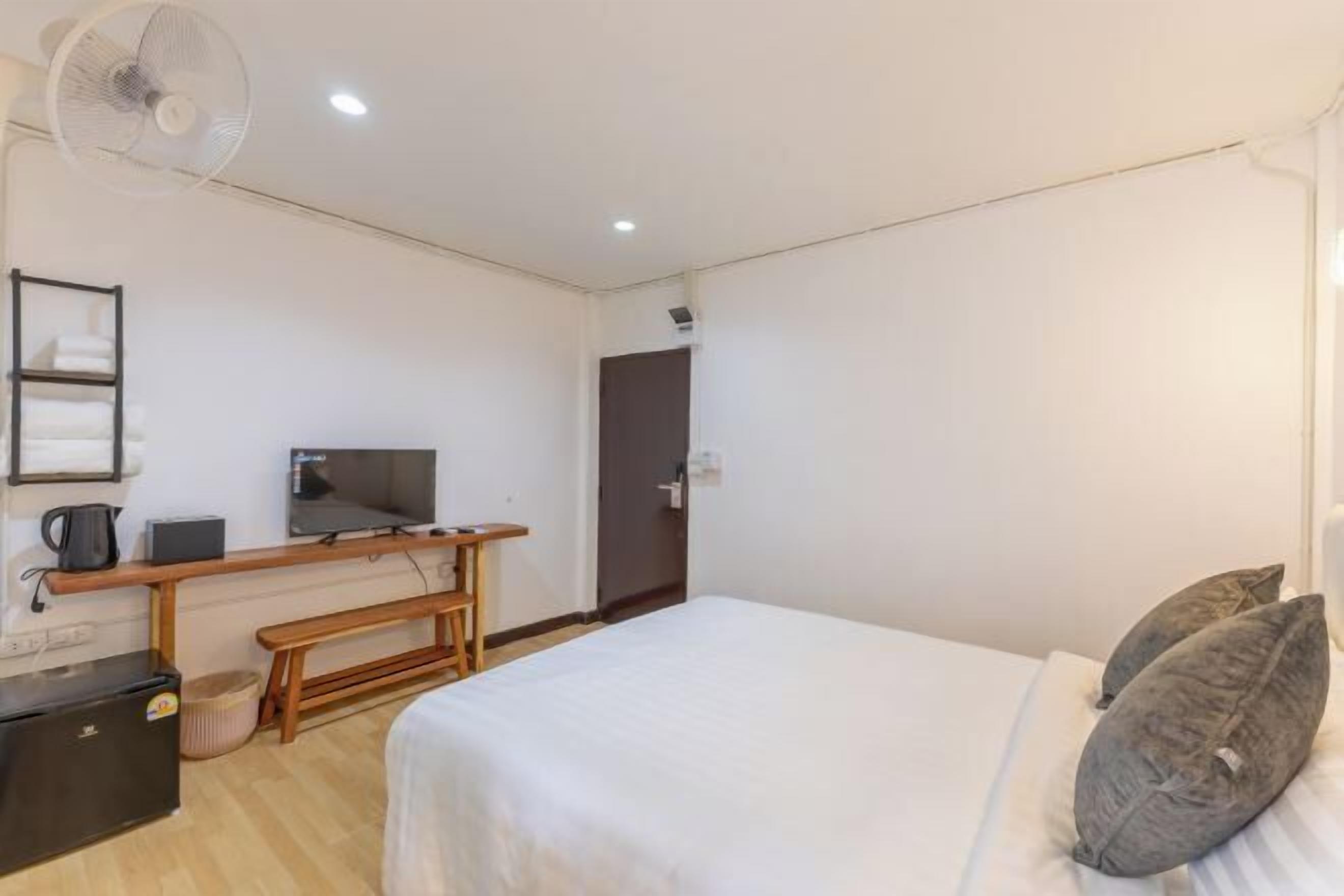 Safe på rommet, blendingsgardiner og strykejern/-brett