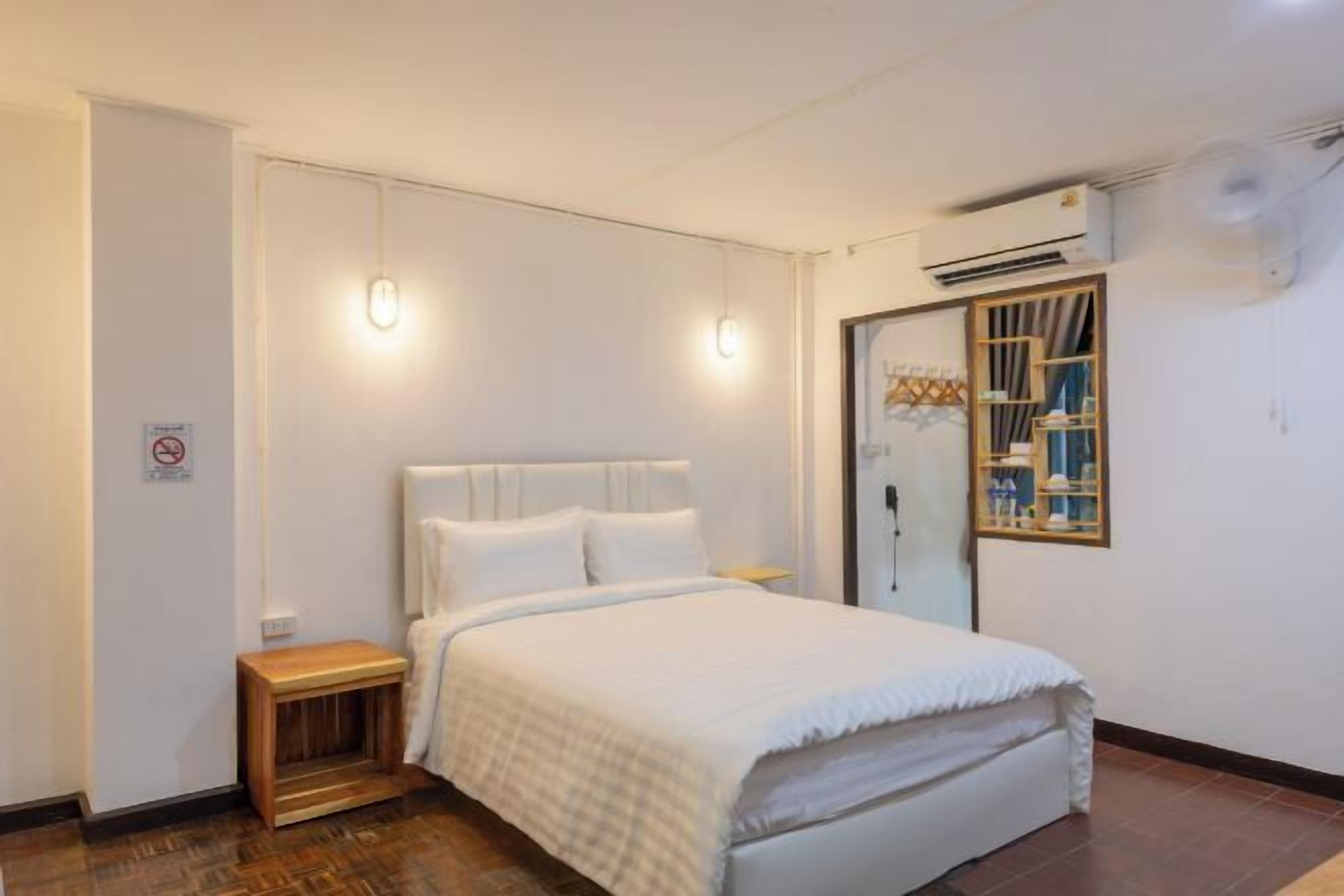 Safe på rommet, blendingsgardiner og strykejern/-brett