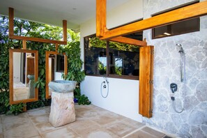 Dutxa, assecador de cabells, bidet i tovalloles 