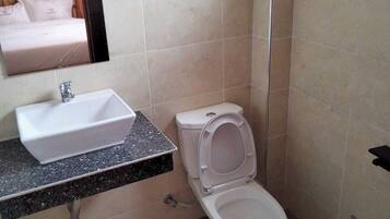 Dusj, tøfler, håndklær og såpe