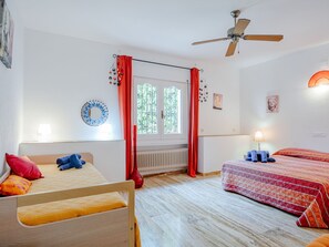 7 bedrooms, desk, internet