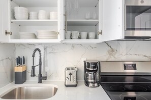 Kühlschrank, Mikrowelle, Ofen, Geschirrspüler