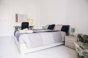 1 dormitorio, tabla de planchar con plancha, wifi y ropa de cama