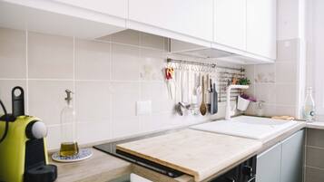 KĂŒhlschrank, Mikrowelle, Ofen, Herdplatte