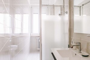 Shower, hair dryer, bidet, towels