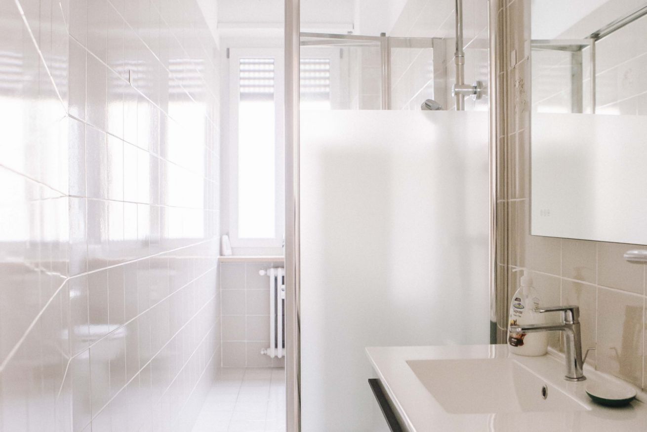 Douche, sèche-cheveux, bidet, serviettes fournies