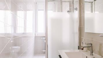 Douche, sèche-cheveux, bidet, serviettes fournies