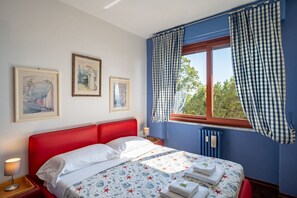 1 slaapkamer, een strijkplank/strijkijzer, wifi, beddengoed