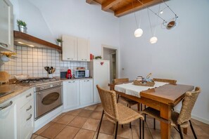 Fridge, microwave, oven, stovetop - GuestHost - Charming apartment of about 90 sqm, able to accommodate up to 6 people, located on the second floor of a building without a lift.The property is located within the walls of Palmanova, the famous fortress-city in the shape of a nine-pointed st (Palmanova)