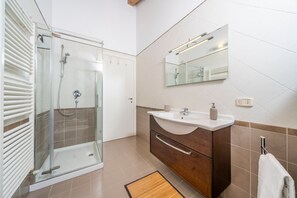 Douche, sèche-cheveux, bidet, serviettes fournies